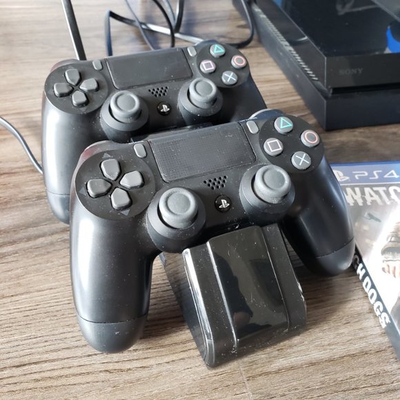 PS4 1TB + 11 games, 3 controllers, wireless charging station - Picture 3 of 6